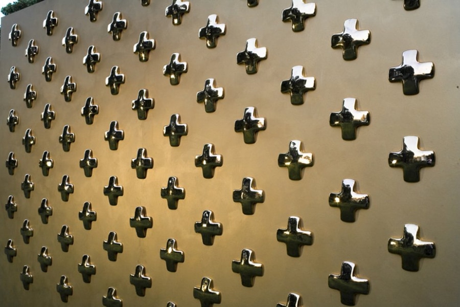 Crosses - 3D porcelain wallpaper Photo: Daniel Pirsc Studio